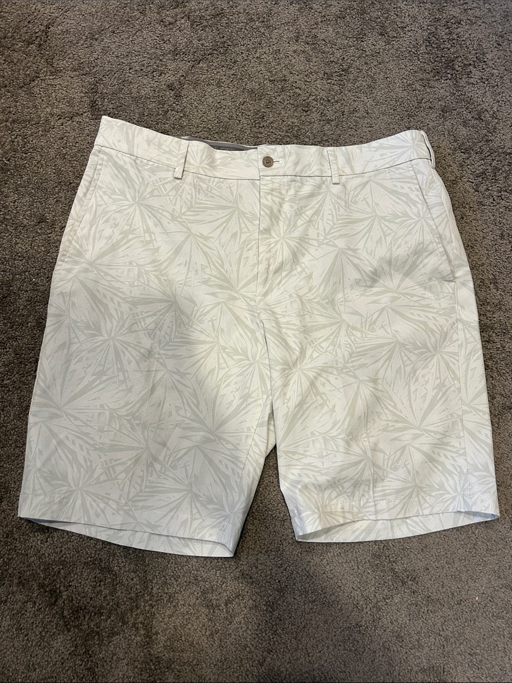Walter Hagen White Light Gray Palm-Print Flat Front Shorts